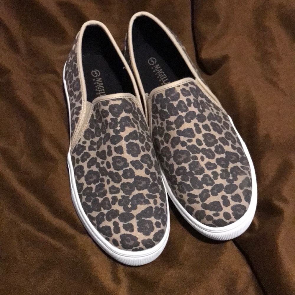 Magellan Outdoors Cheetah Slides 10B
